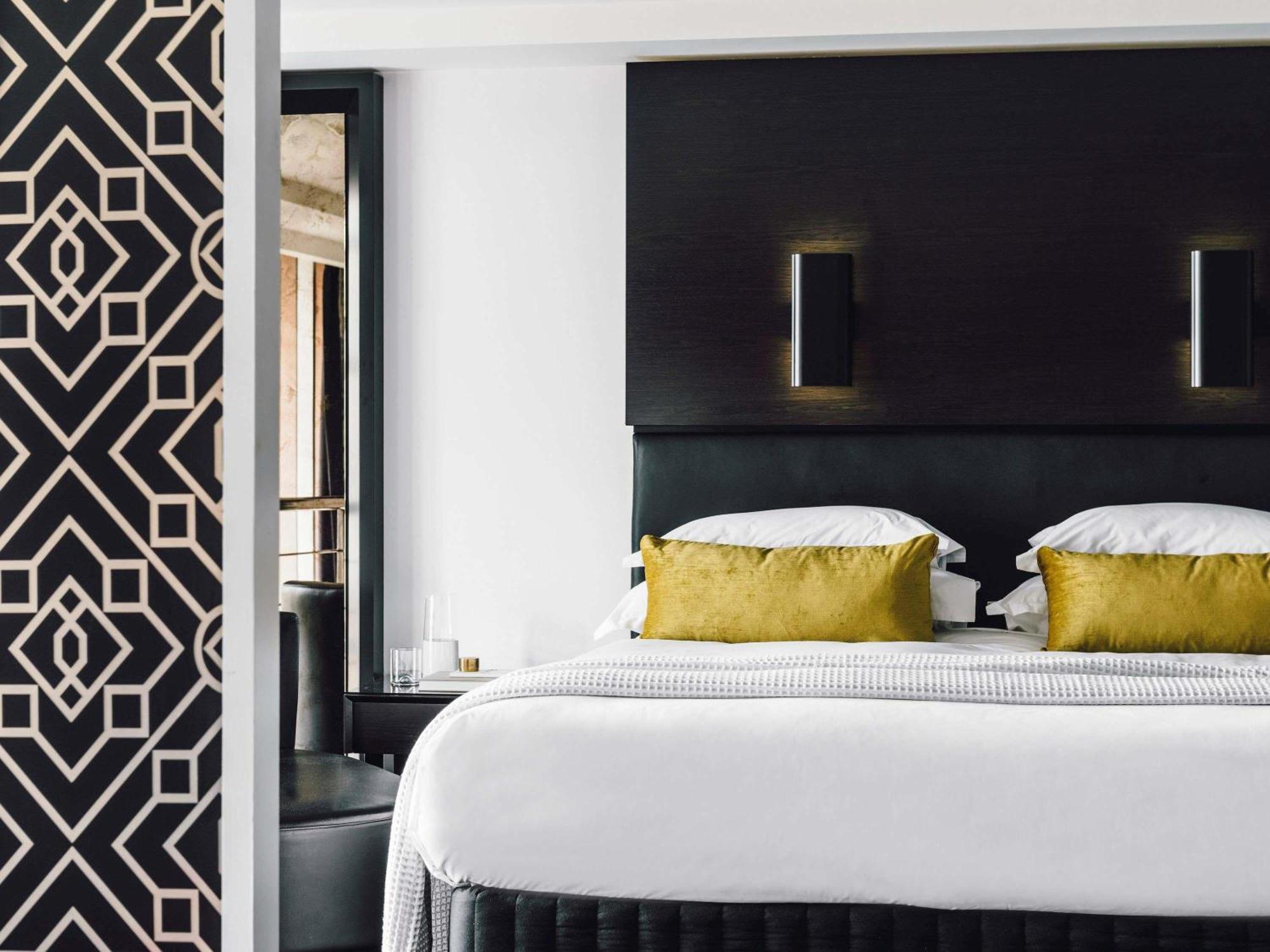 Gold Penthouse One King Bed Balcony,1717026272:JPEG
