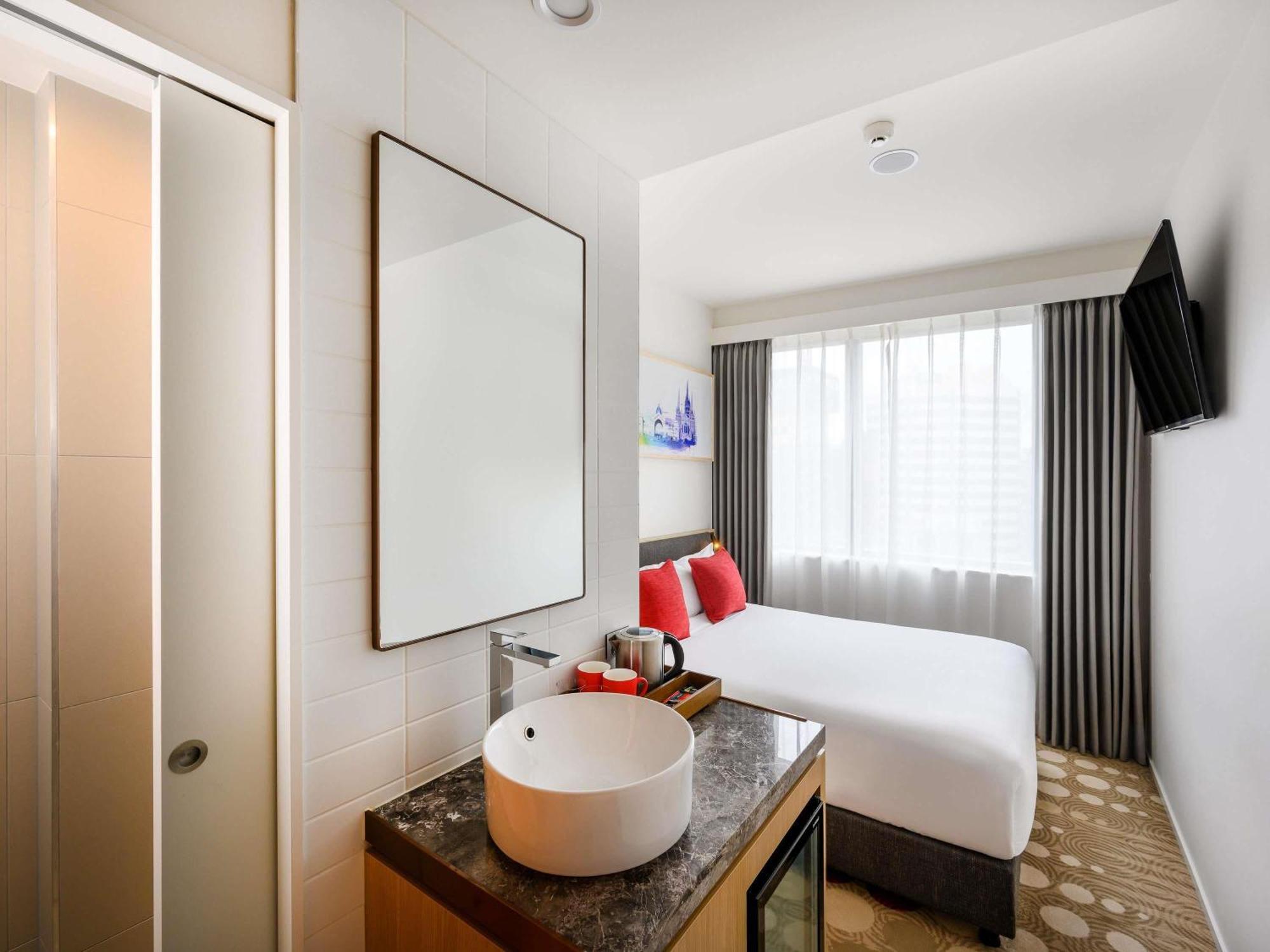 Compact Queen Room