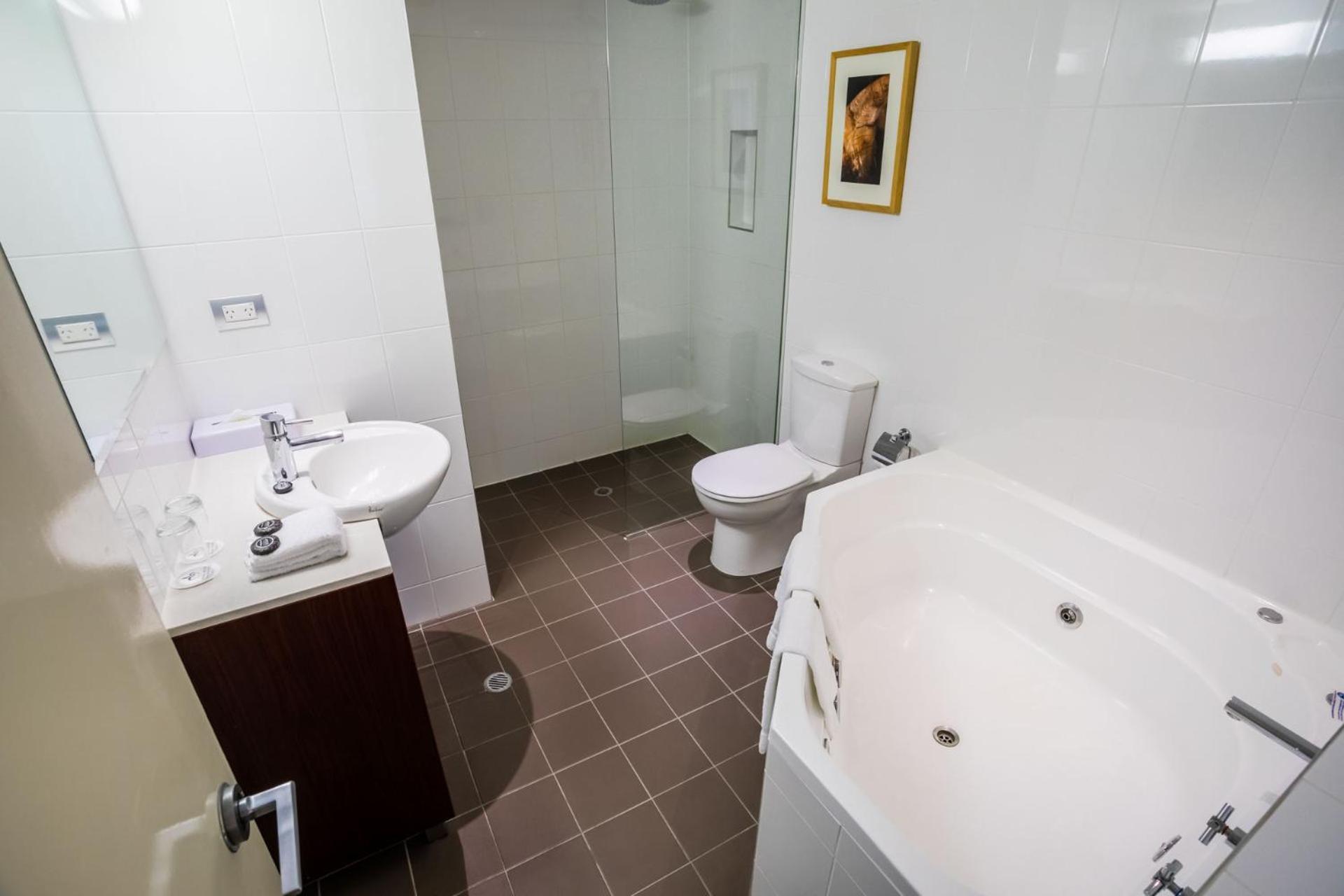 Riverview Spa Suite,1277289508:JPEG